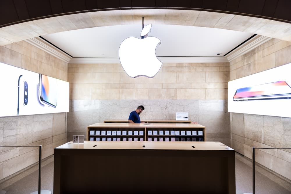 Customers will need to wear masks to enter Apple Stores