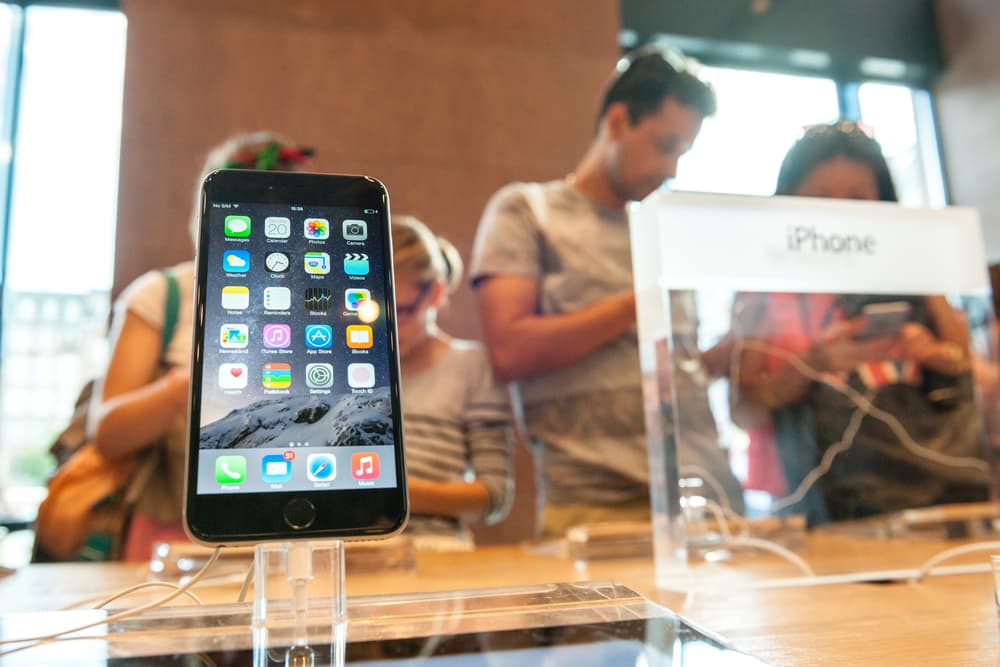 Apple surveys iPhone customers about old power adapters